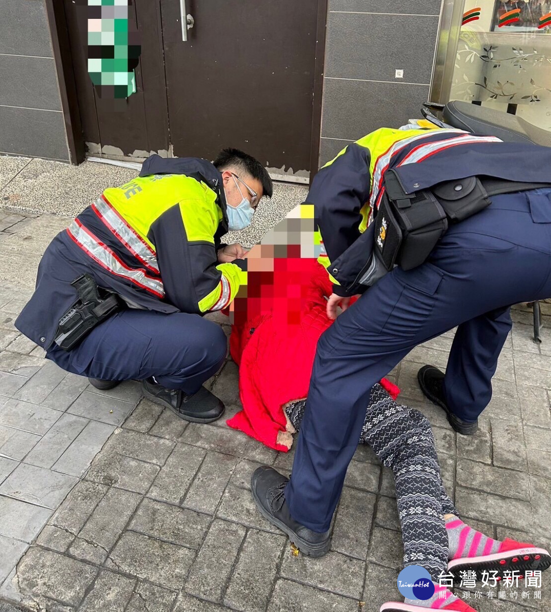 解送人犯回程發現老婦人倒地，壢警急救援。