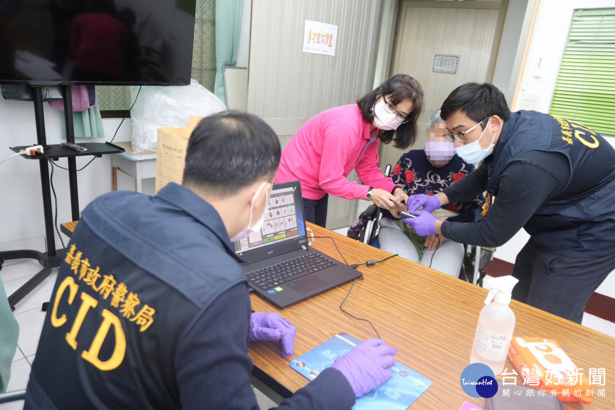 嘉義市警局日前至博仁老人養護中心，為身心障礙的長輩們進行「自願同意」指紋建檔／嘉義市警局提供