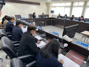 國家災害防救科技中心於縣務會議前簡報災害情資網。（記者扶小萍攝）