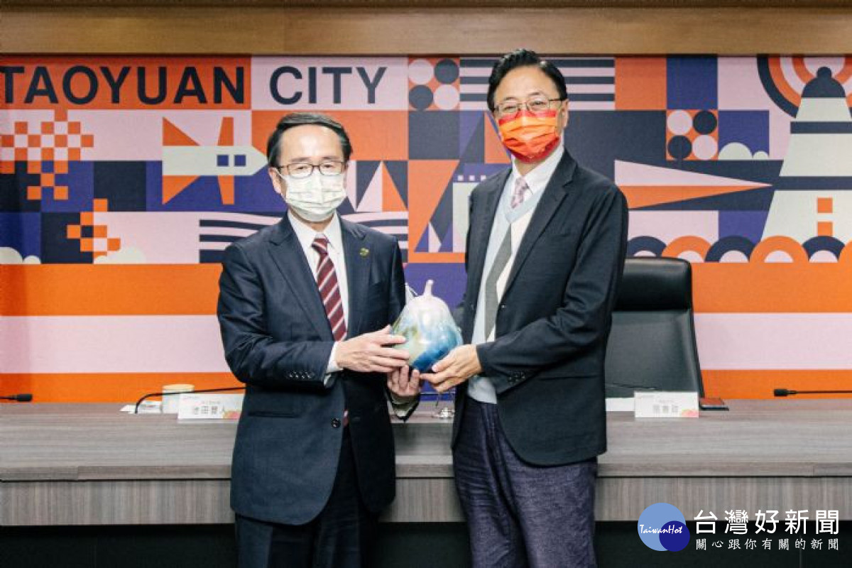 市長致贈山水結晶葫蘆瓶予日本香川縣知事池田豐人。