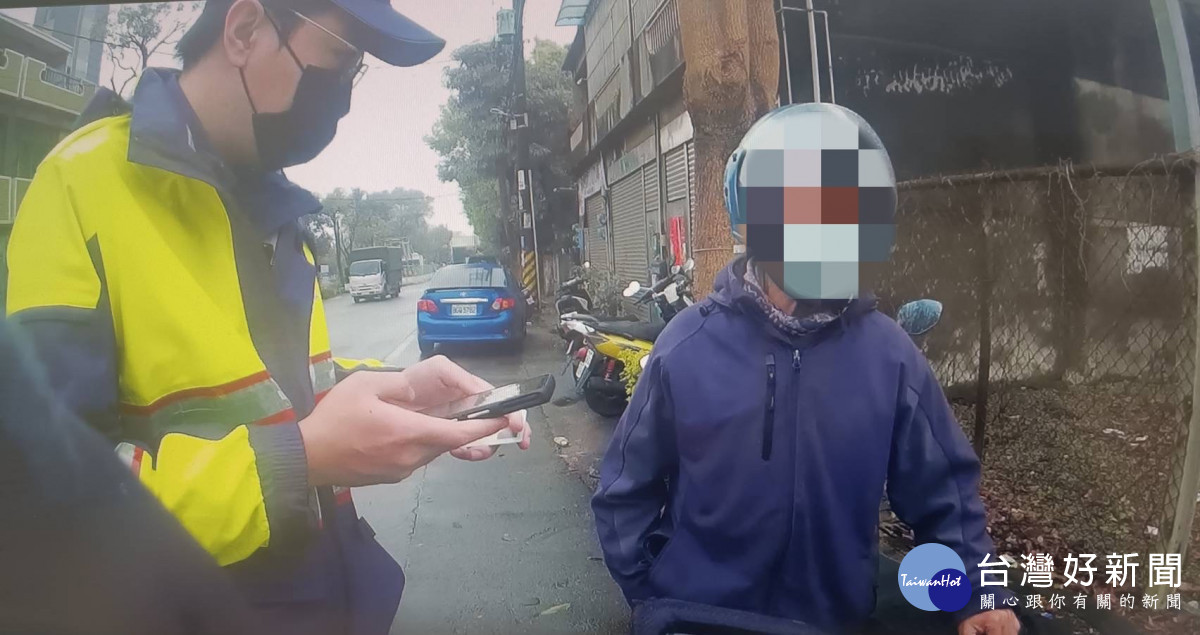 老翁騎機車身體不適,八德暖警協助阿伯返家。