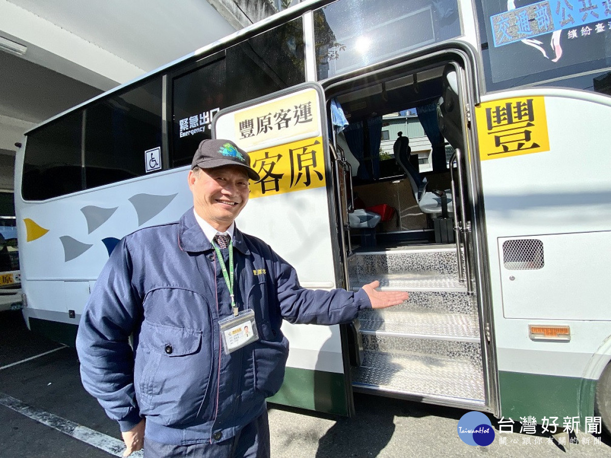 武陵櫻花季2月登場-很多遊客每年來賞櫻搭乘余佳德開的公車