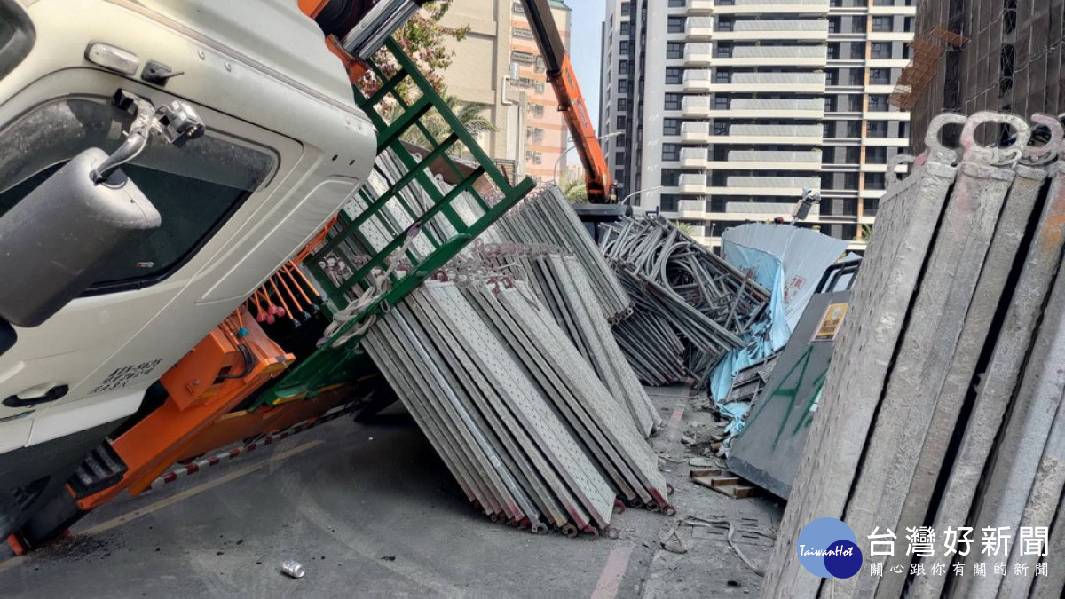 ▲高市仁武區永愛街一處建築工地，今日在進行吊掛施工鷹架卸料作業時發生工安事件，工人一傷一命危。