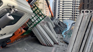 ▲高市仁武區永愛街一處建築工地，今日在進行吊掛施工鷹架卸料作業時發生工安事件，工人一傷一命危。