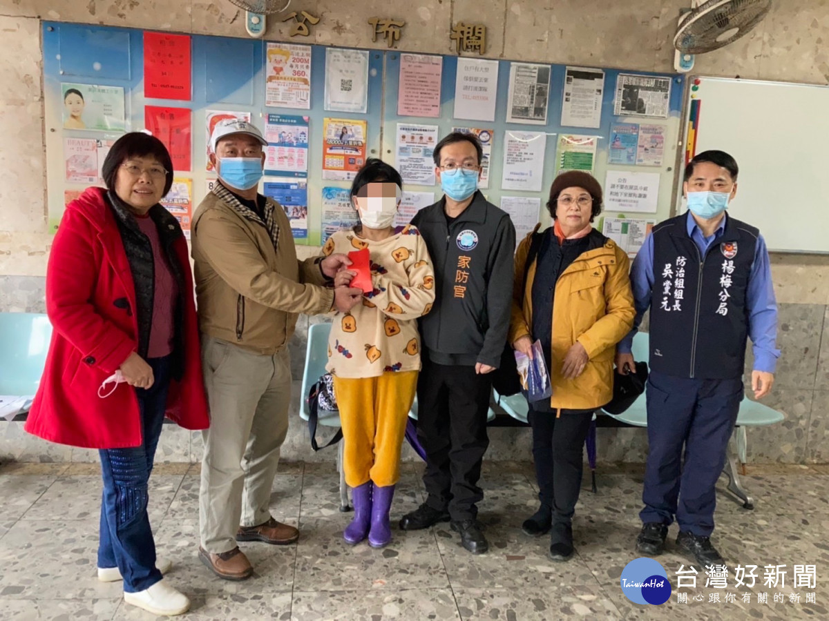 照顧癱瘓前妻、身障孫生活陷困境，楊梅警偕善團助渡難關。