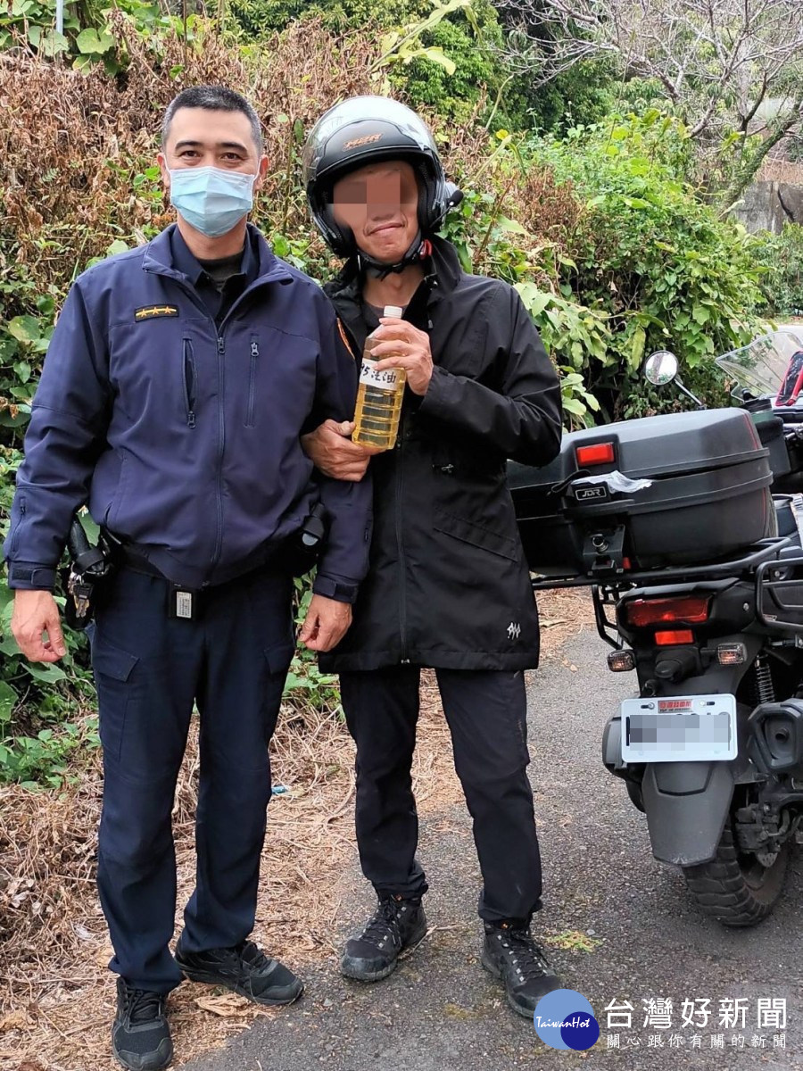 賞櫻民眾下山車沒油,斗南警伸援手救援/斗南警分局提供