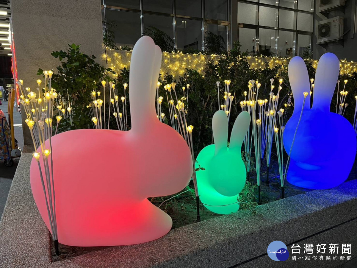 交通局在豐原轉運中心設置馬卡龍色系的兔型變色燈