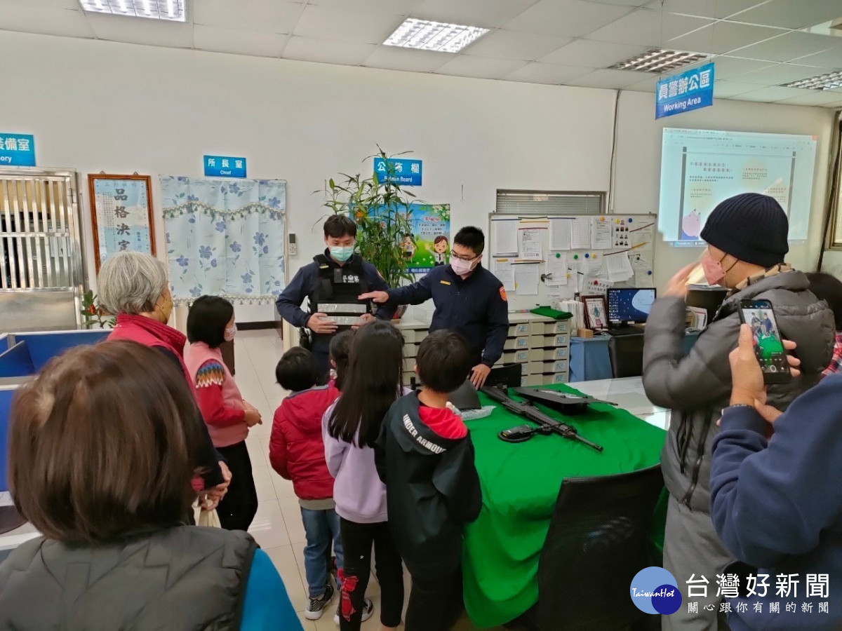 寒假小學童走訪到警局,認識體驗警察工作。