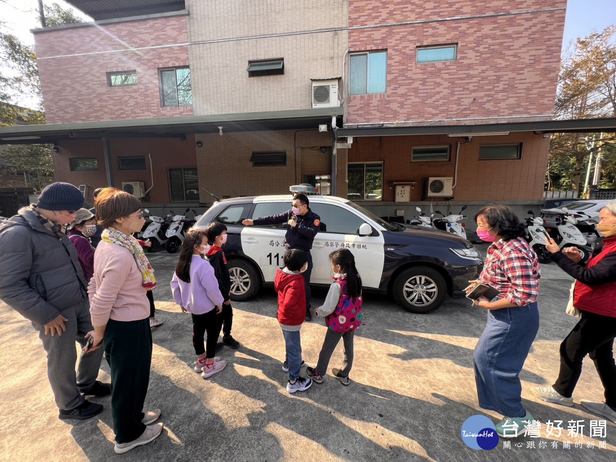 寒假小學童走訪到警局，認識體驗警察工作。