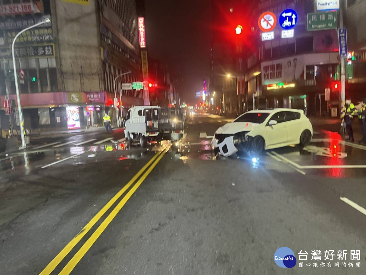 醉男撞車肇逃又拒捕,遭警制伏。
