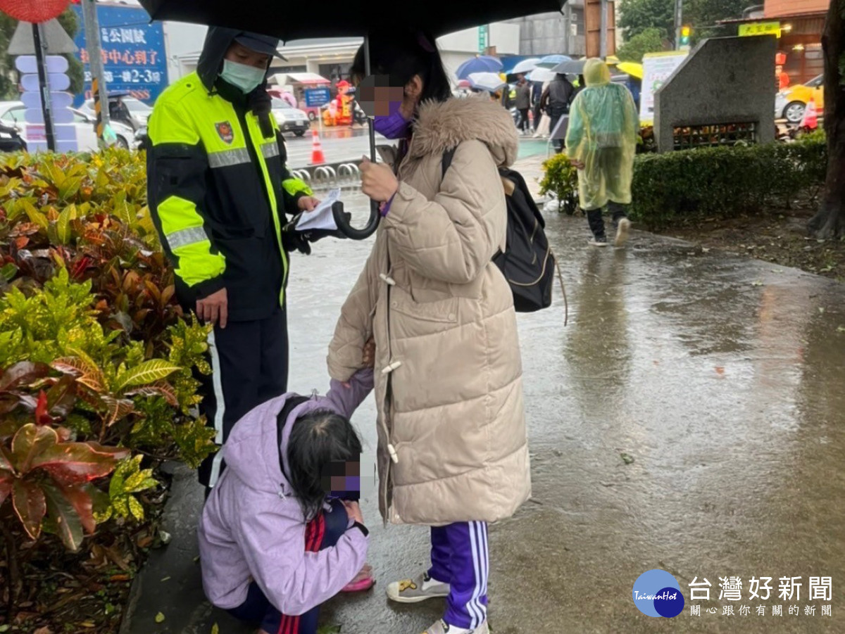 賞燈民眾身體不適,楊梅警熱心助就醫。