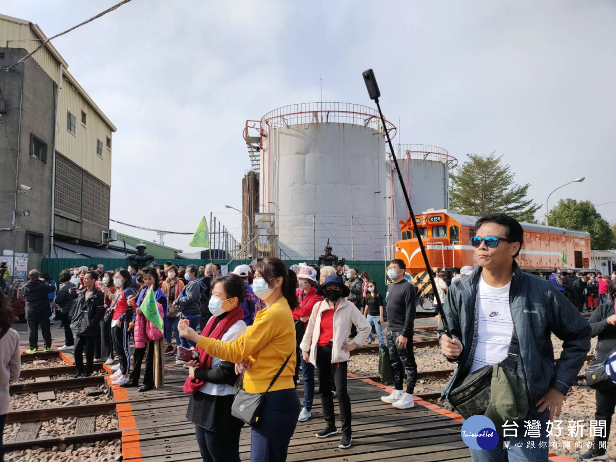 來自新加坡250人旅客參觀善行車庫。圖／記者鄧富珍攝