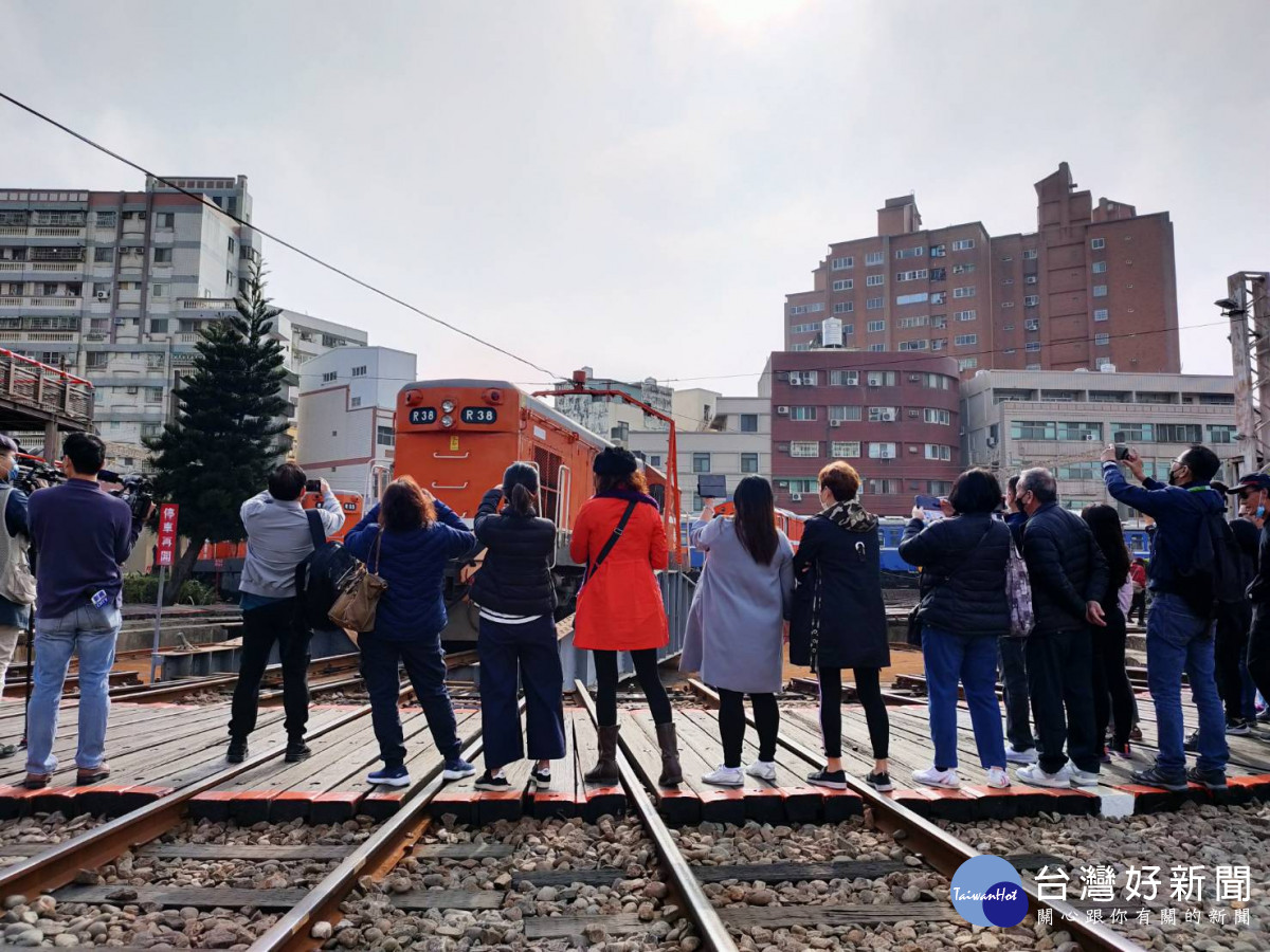 來自新加坡250人旅客參觀善行車庫。圖／記者鄧富珍攝