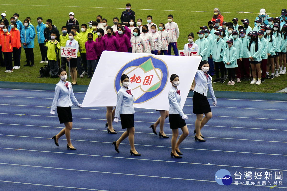 112年桃園市中小學校聯合運動會會旗進場。