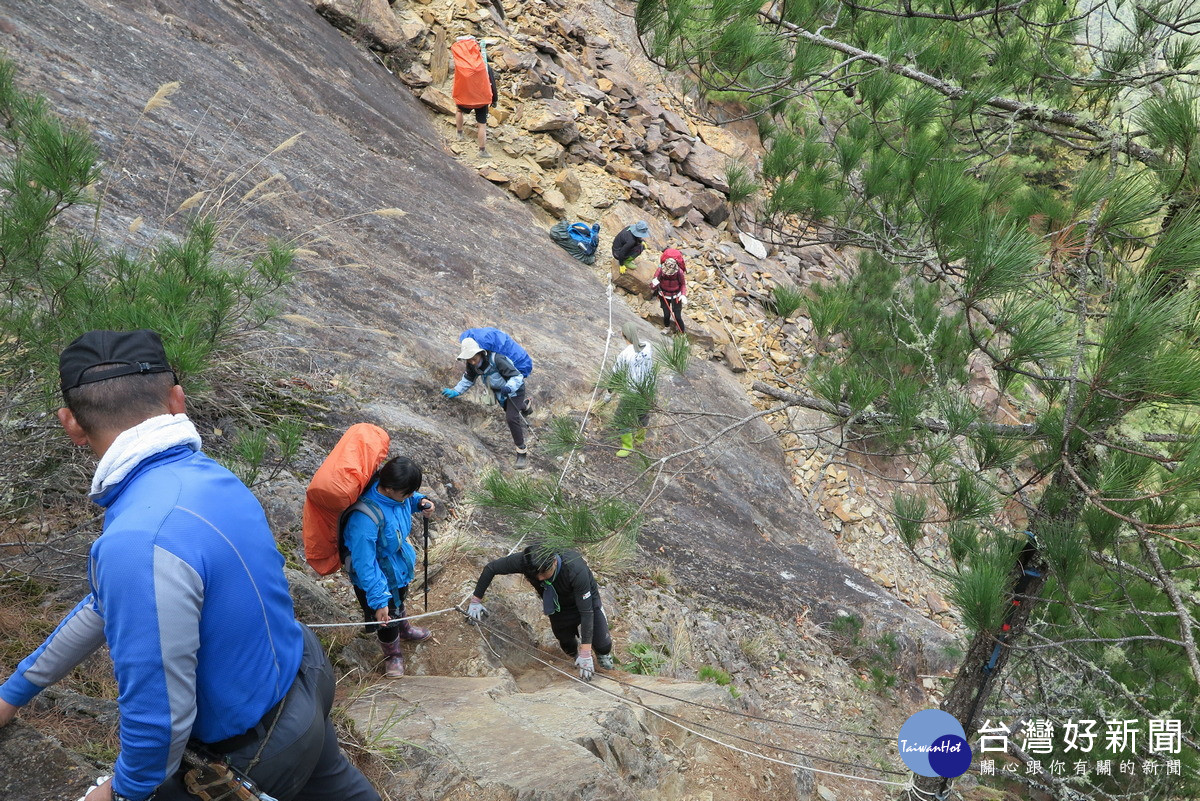 南投林管處水里工作站森林護管員協助師生通過郡大林道39.5公里大崩壁。