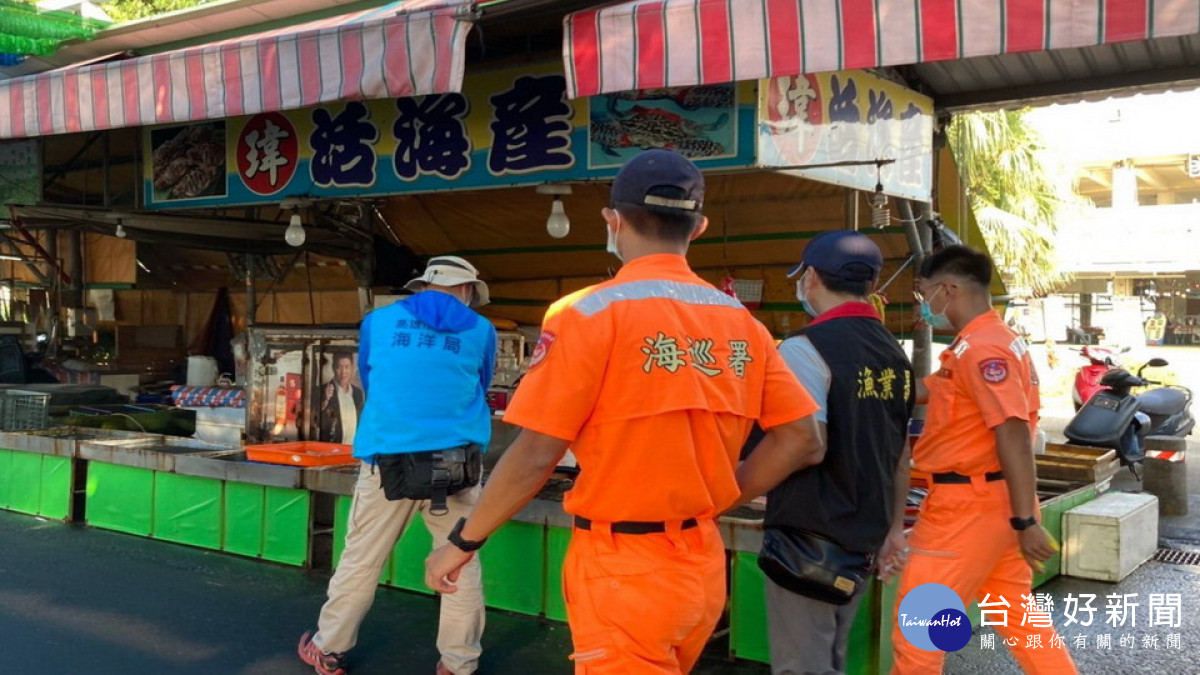 ▲海洋局會同漁業署到蚵子寮漁港及興達港漁市巡查及宣導。（圖／記者 許高祥 翻攝）