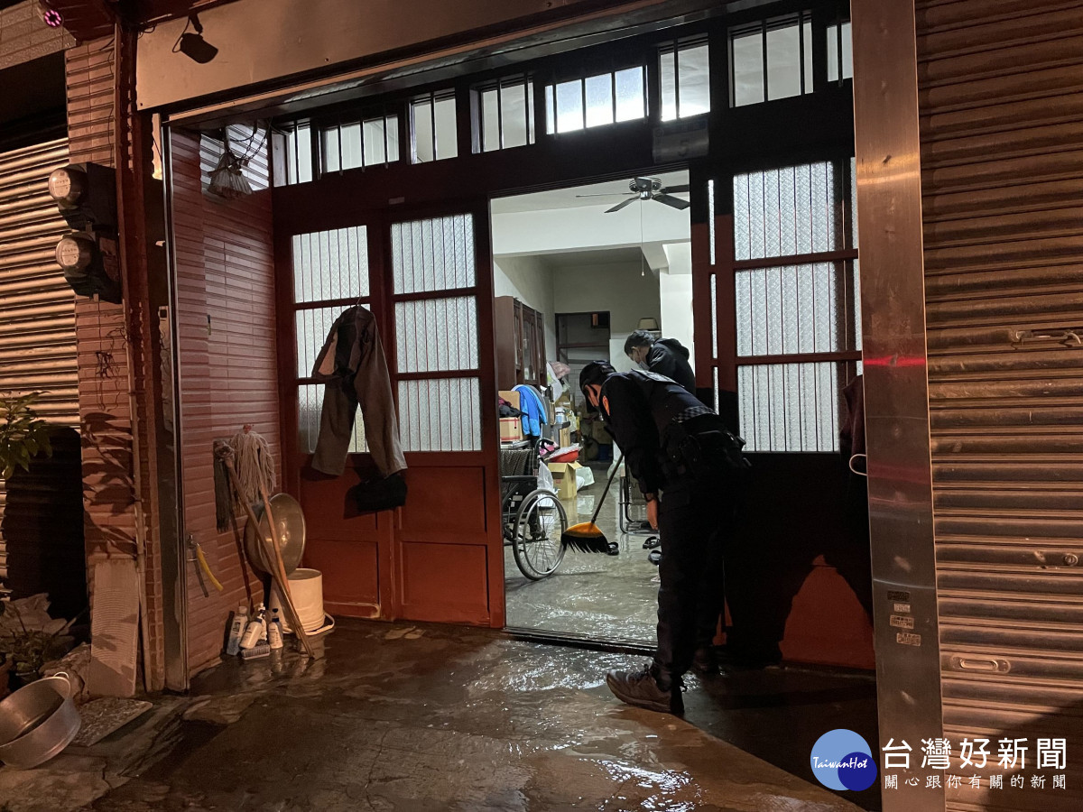 7旬翁半夜如廁摔傷撞破水管，警方協助救援。
