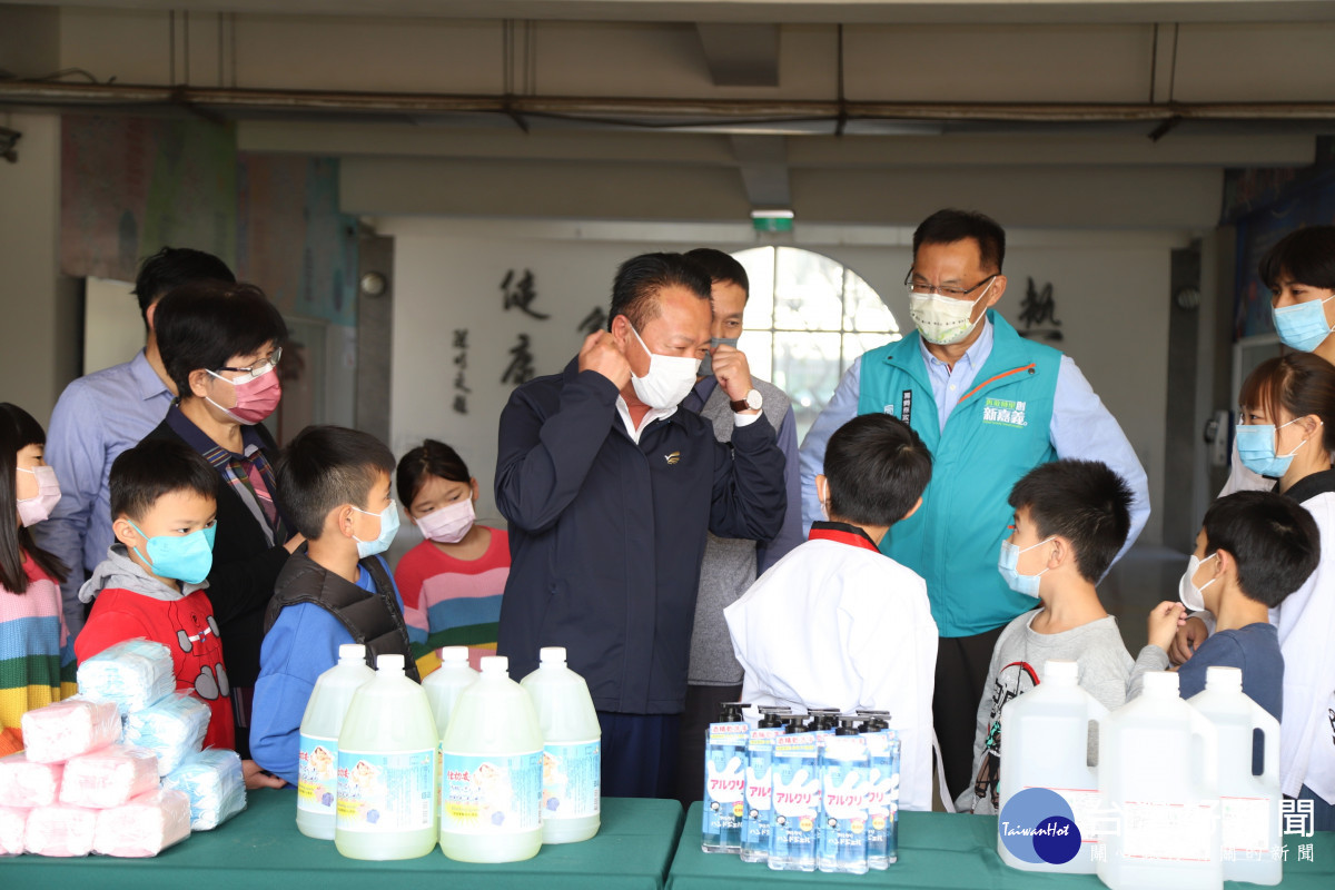 嘉義縣長翁章梁今(10)日前往朴子市祥和國小視察校園開學前防疫整備／陳致愷翻攝