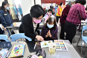 縣長王惠美贈牌鹿港永順社區，觀賞老人作畫。圖／彰化縣政府提供
