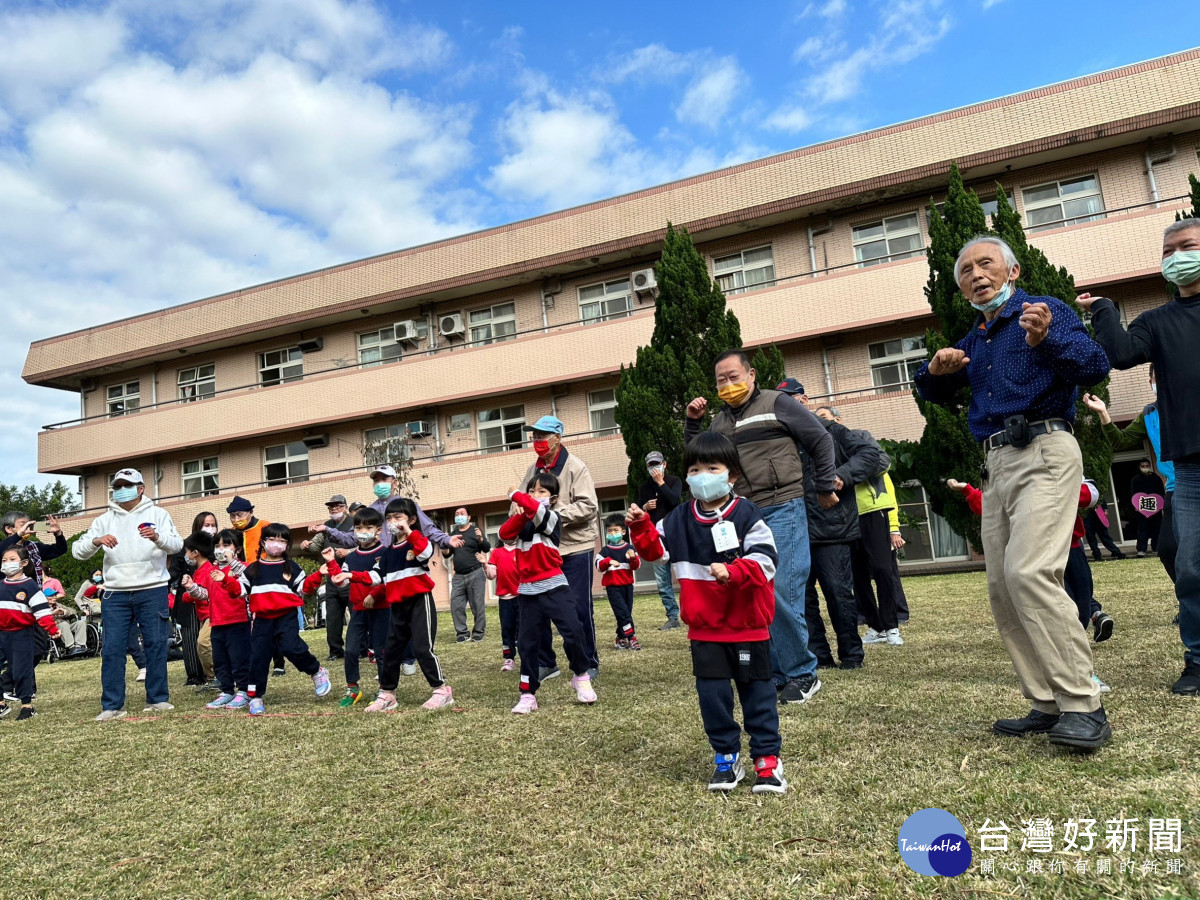 加貝爾幼兒園小朋友與長輩歡樂律動相見歡