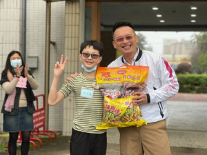 桃園青年局補助大專青年寒假辦營，隊帶領國小學童體驗各國文化特色。