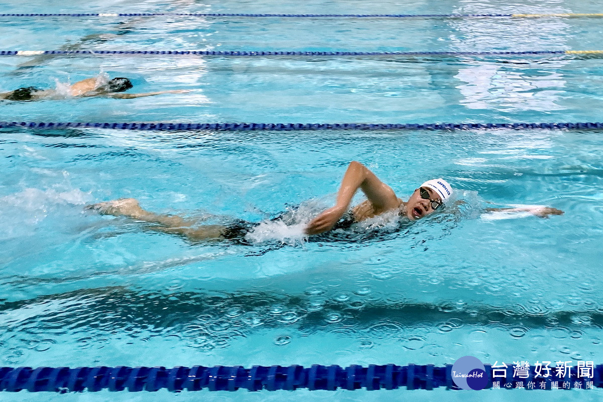 楊梅高中林郁嘉在游泳高女組1500公尺自由式奪金。