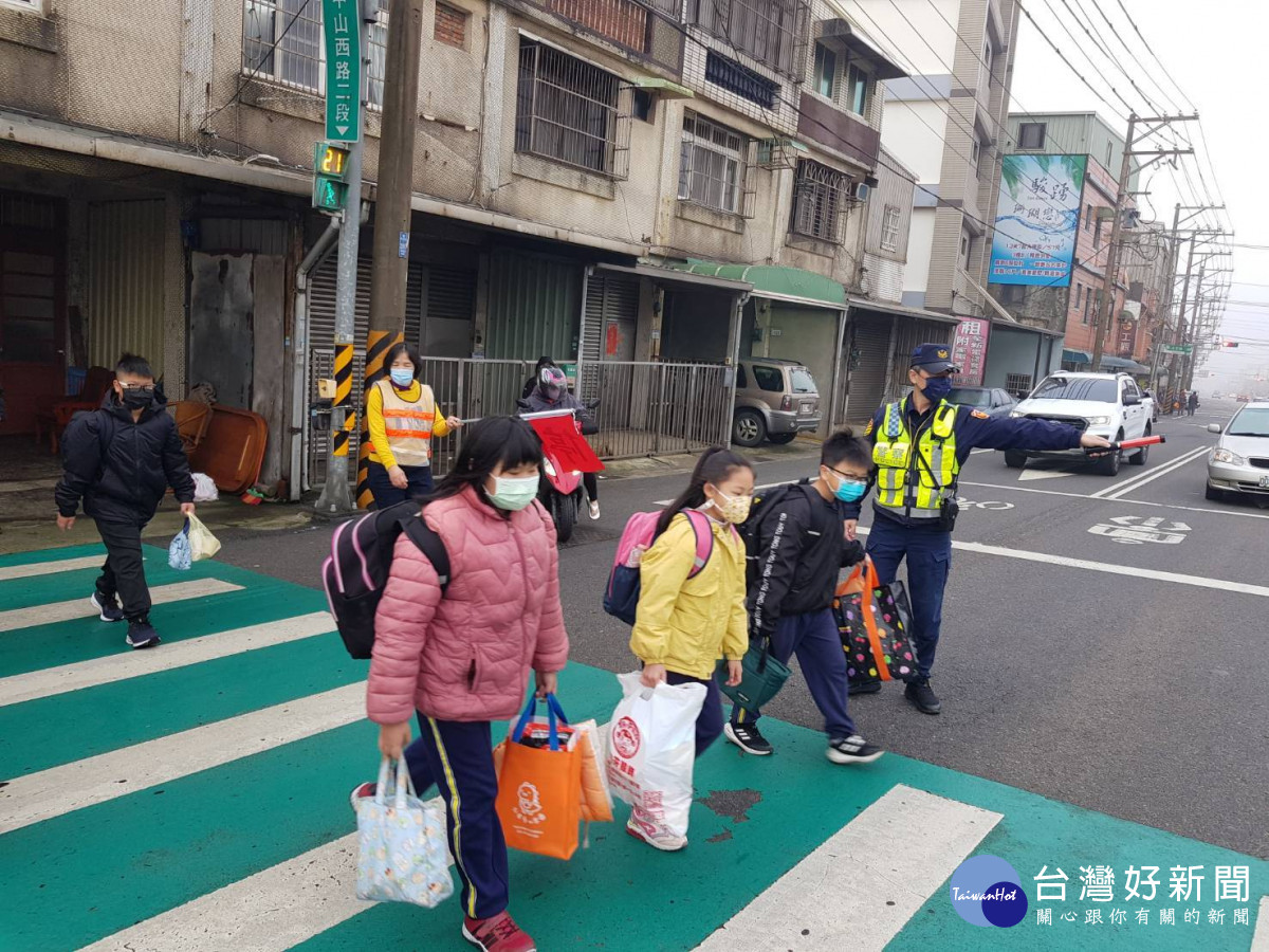 楊梅警分局要求轄內各派出所於開學日執行護童勤務，以確保校園周邊交通順暢。<br /><br />
<br /><br />
