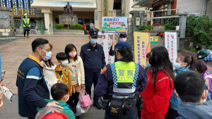桃園警察分局執行護童及交通安全宣導專案，讓學童安全走入校園。