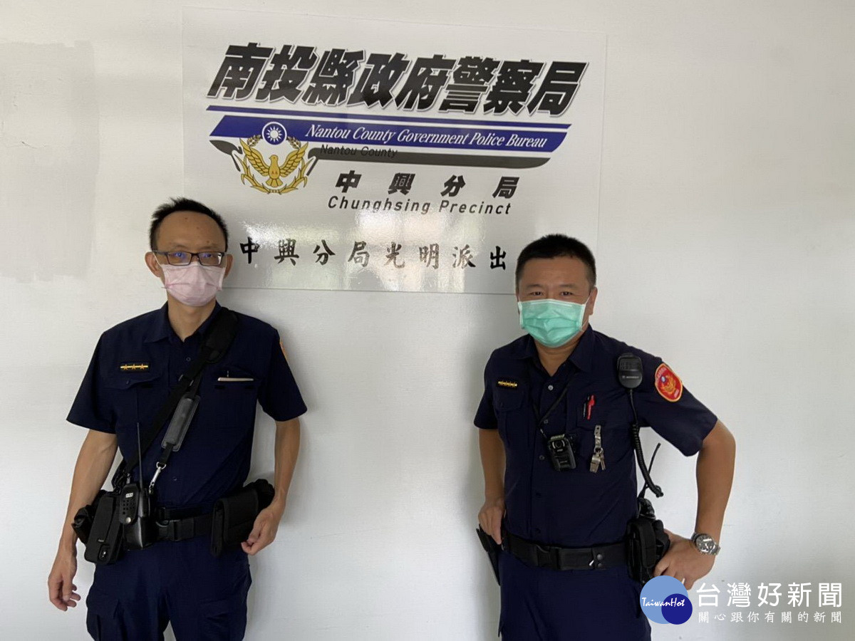 光明所員警白明鴻(左)與副所長廖偉智助尋獲老翁。(中興分局提供)