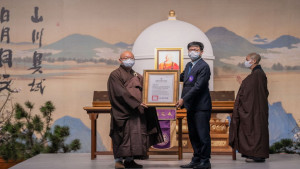 ▲陳其邁親頒榮譽市民予星雲大師，感念終生貢獻。（圖／記者 許高祥 翻攝）