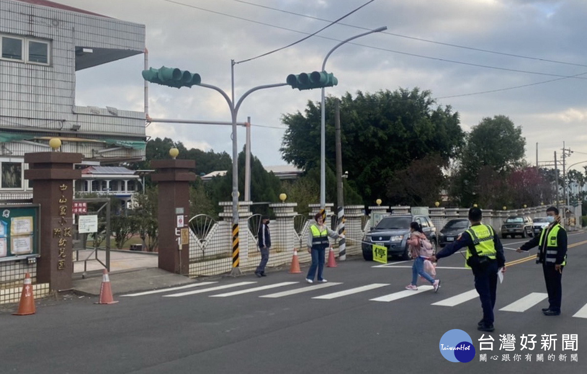 用路人也因為放慢速度。（南投分局提供）