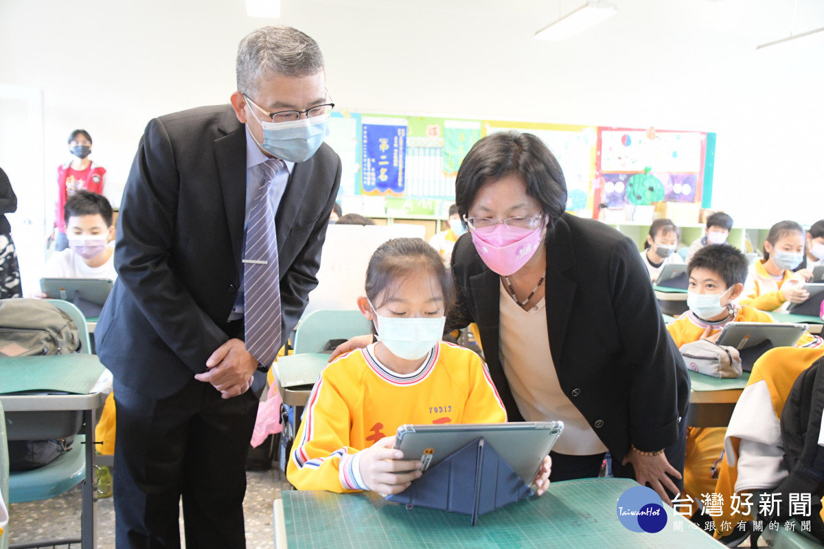 開學日，縣長視察校園「生生有平板」。圖／彰化縣政府提供