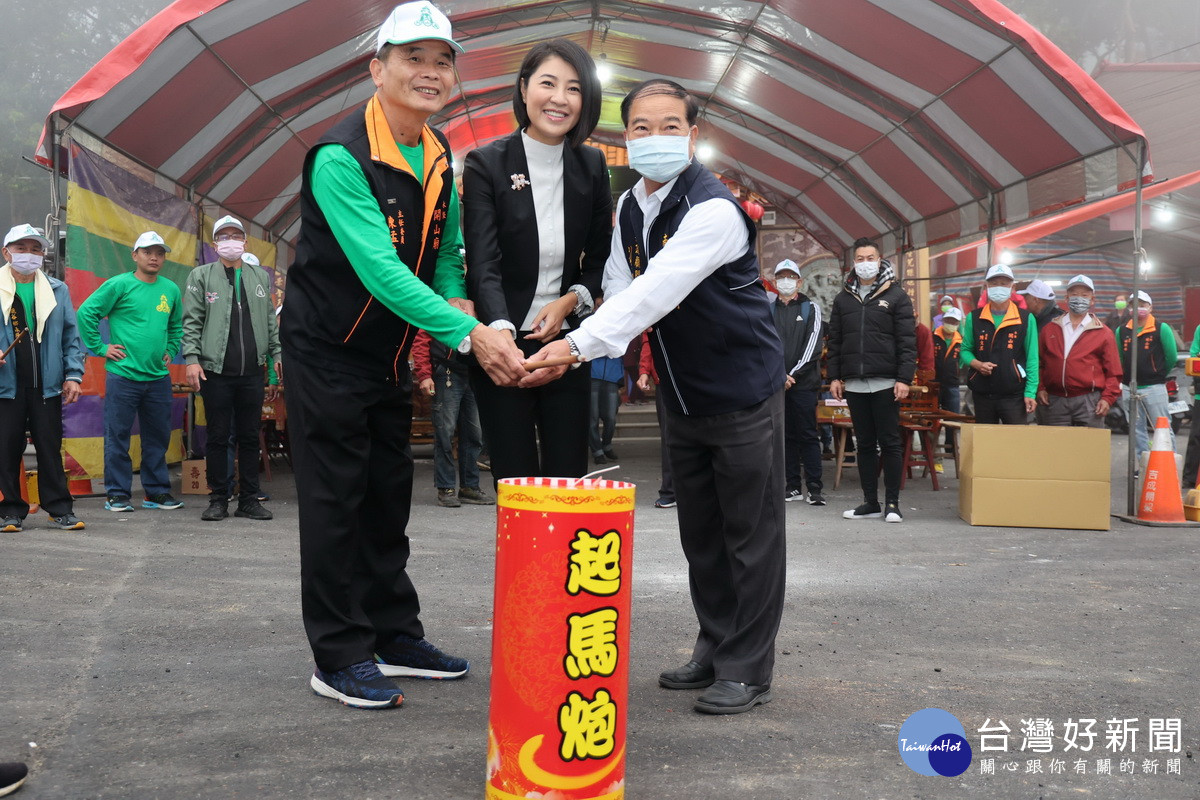 許縣長與主委點起馬炮展開鹿谷鄉遶境。（縣府提供）