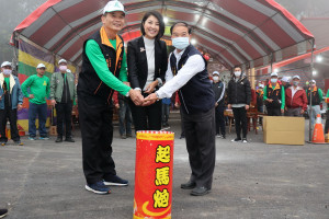 許縣長與主委點起馬炮展開鹿谷鄉遶境。（縣府提供）