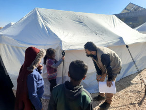 世界展望會工作人員陪伴災區兒童，給予生活和心靈上的照護