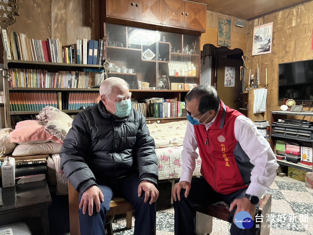 新北市榮服處周興國處長(右)關心90歲獨居的譚爺爺身體狀況