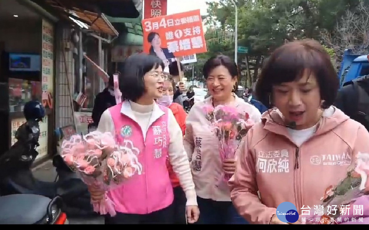 立委補選候選人蔡培慧特別準備一千多朵玫瑰花沿街送給鄉親，祝福不論是有伴侶或是單身的朋友情人節快樂。