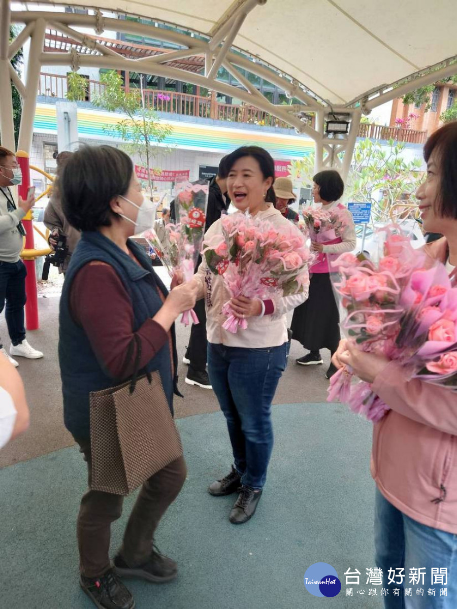 民眾從蔡培慧手中接到浪漫的粉紅玫瑰花都非常開心。