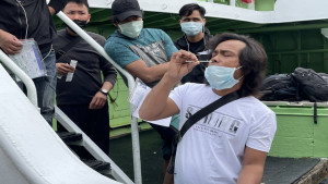 ▲高市海洋局發放返港檢疫漁船之外籍船員快篩試劑。（圖／記者 許高祥 翻攝）
