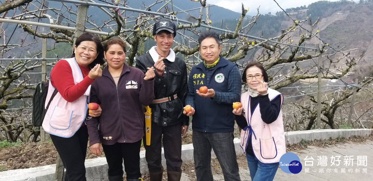 移民署臺中市第二服務站行動列車深入梨山關懷石氏嫩及阮文歌夫婦。