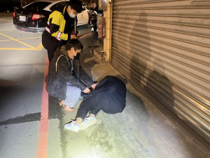 桃園女子負氣外出不敵寒流倒地，巡邏員警及時救援。