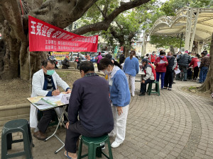 南投醫院動員醫師走入社區為弱勢民眾做醫療服務。（記者扶小萍攝）