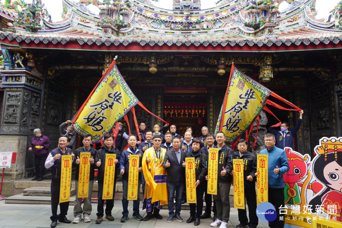 慈濟宮主任委員陳誌鋒將遶境香條交付豐原區及神岡區等八位里長，象徵媽祖下鄉行正式啟動。