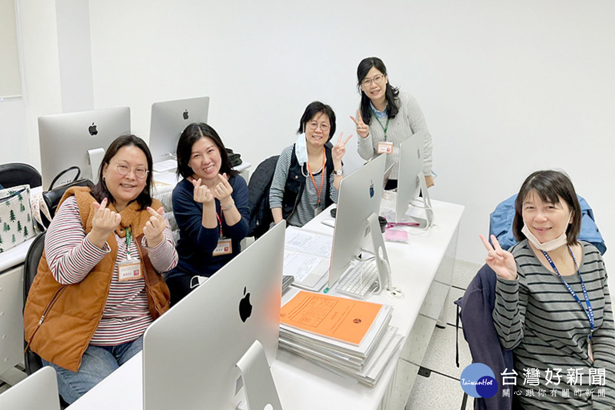 備用試場監試員在試務中心預備。