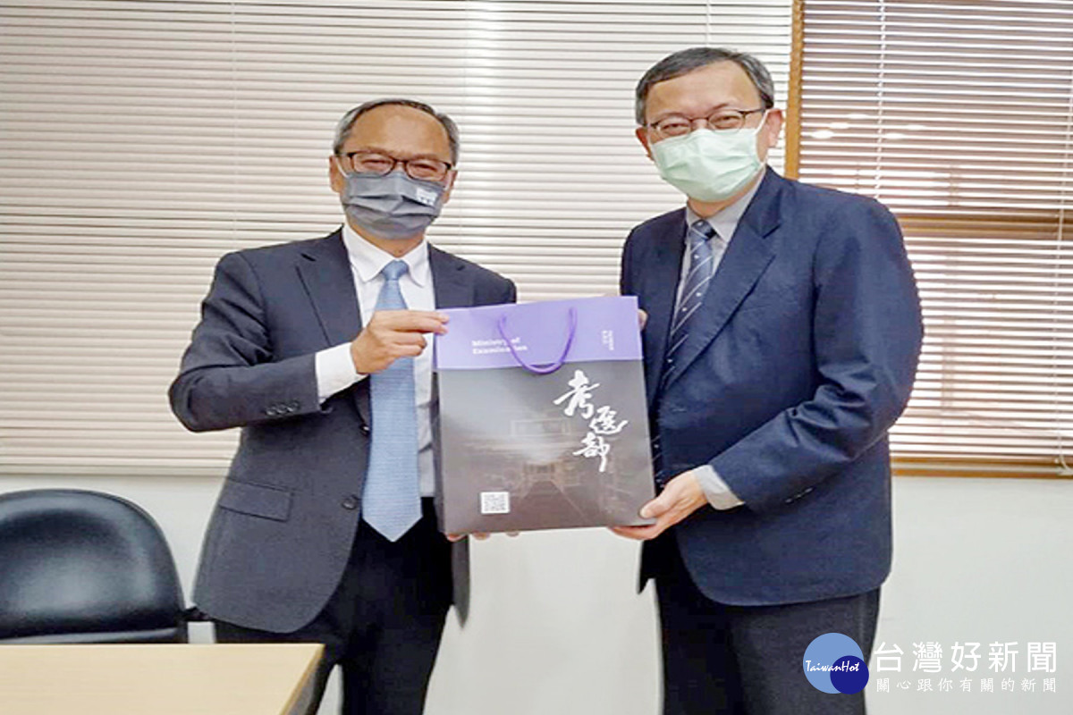 典試委員吳新興、校長李泳龍(右)。
