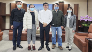 ▲保障代理教師權益，陳其邁與教師職業工會于居正理事長（左二）、教師產業工會李賢能理事長（右二）進行會談。（圖／記者 許高祥 翻攝）