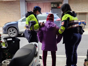 兩失智老婆婆迷途，楊梅警暖心送返家。