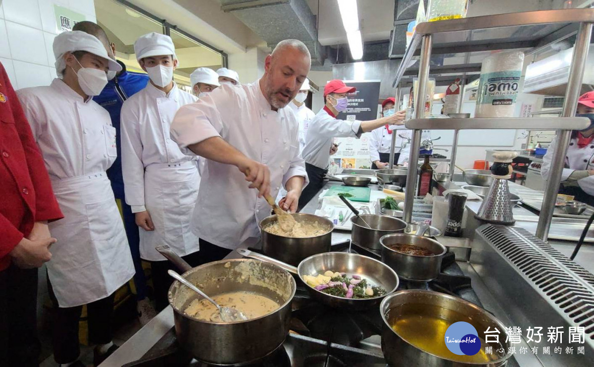 瑞士烹飪藝術學院主廚Chef Alain進行西餐烹調教學。<br /><br />
<br /><br />
