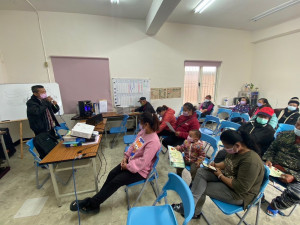 法治社區發展協會理事長對居民宣導黑熊通報 。