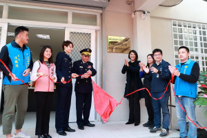 許縣長黃局長與來賓共同為半山所半廳舍修繕後揭牌。（縣府提供）